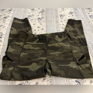 ATHLETA Camo Contender 7/8 Size XL